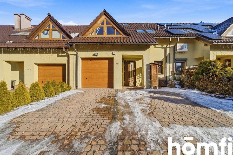 Ładny dom szeregowy z garażem i ogródkiem