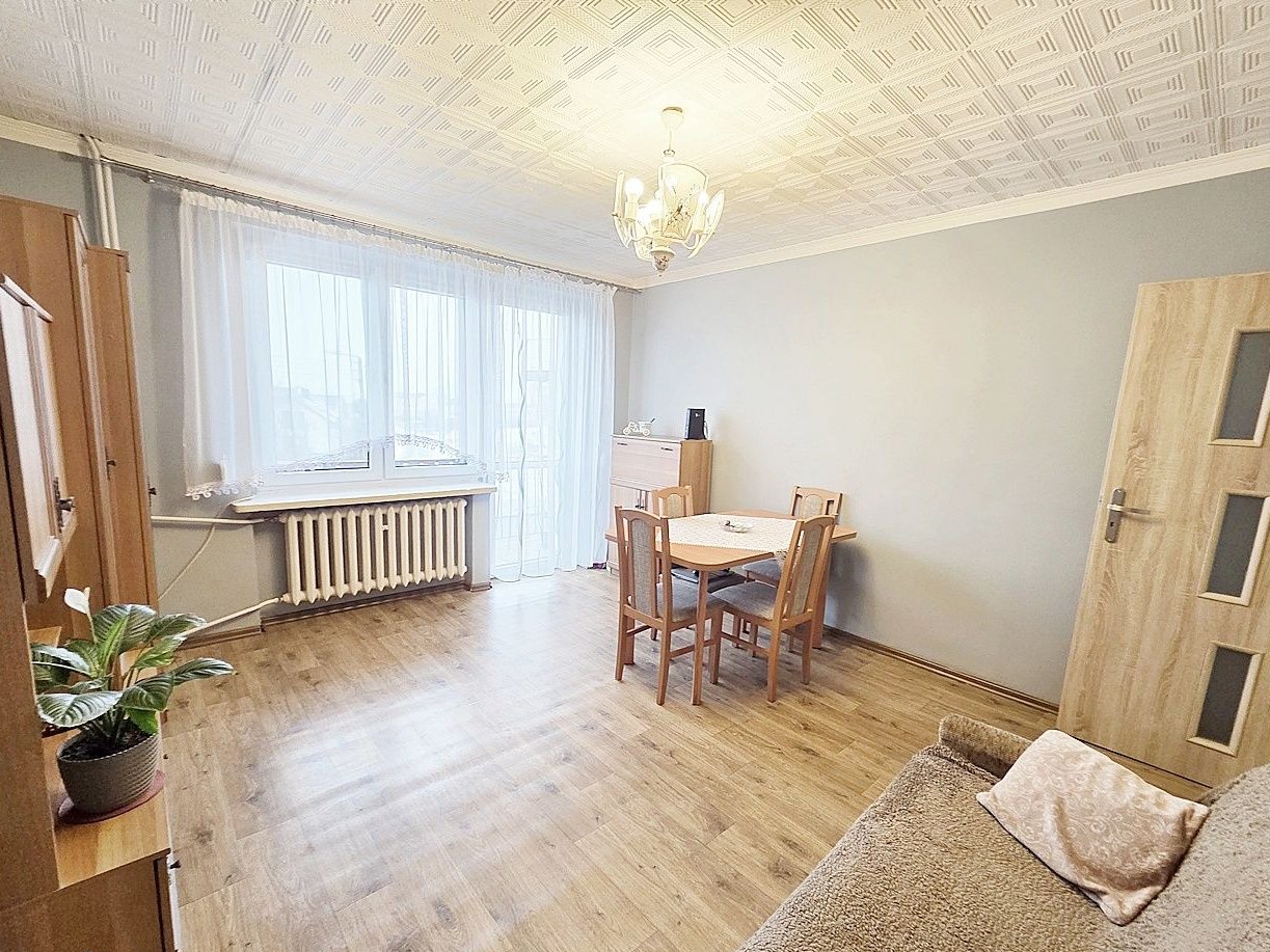 Z balkonem i budynkiem gospodarczym