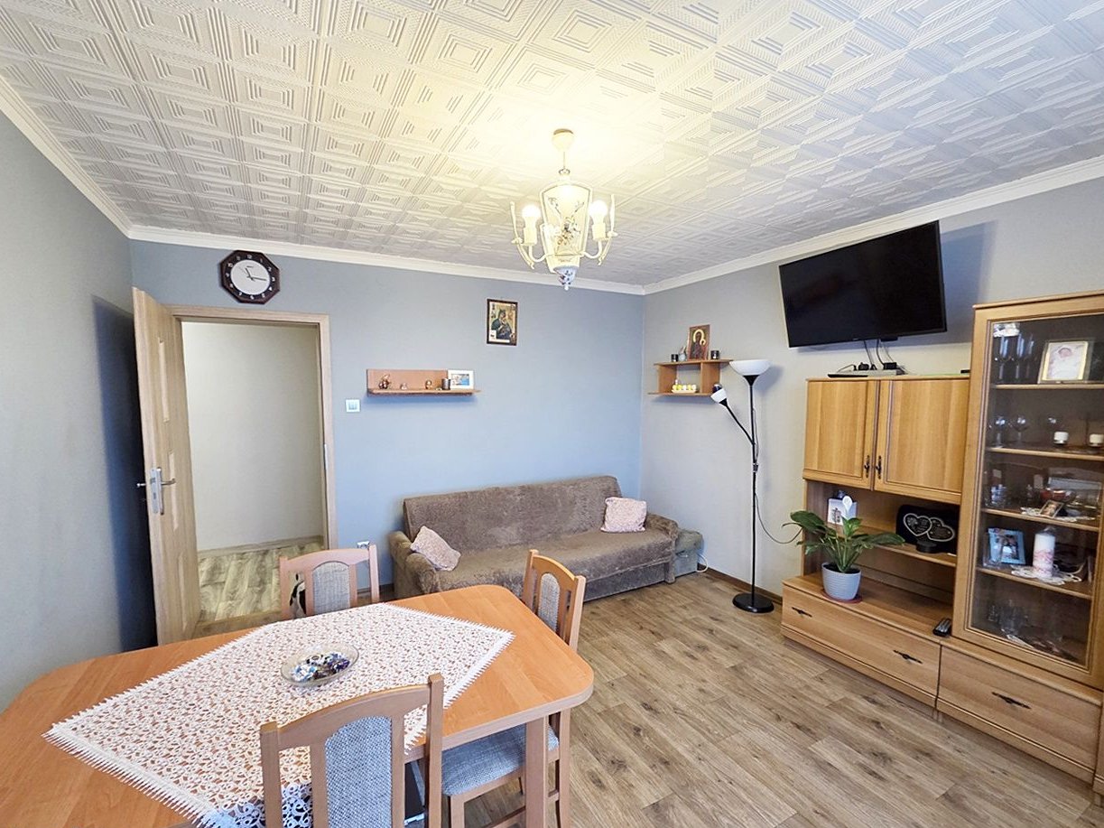 Z balkonem i budynkiem gospodarczym