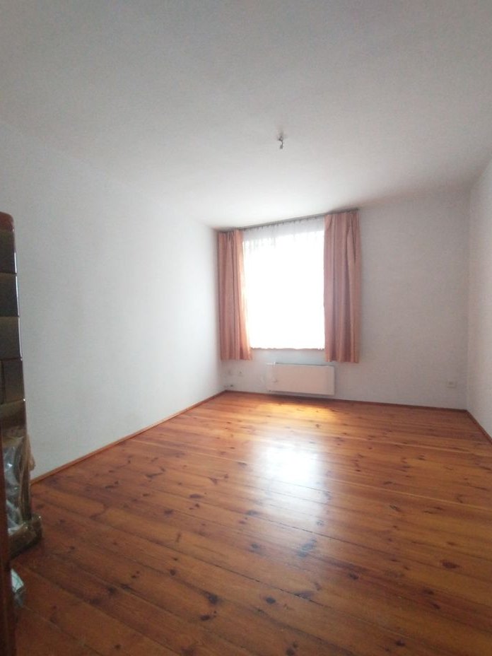 Przestronne 2 pokoje do wykończenia – parter, piwnica, centrum