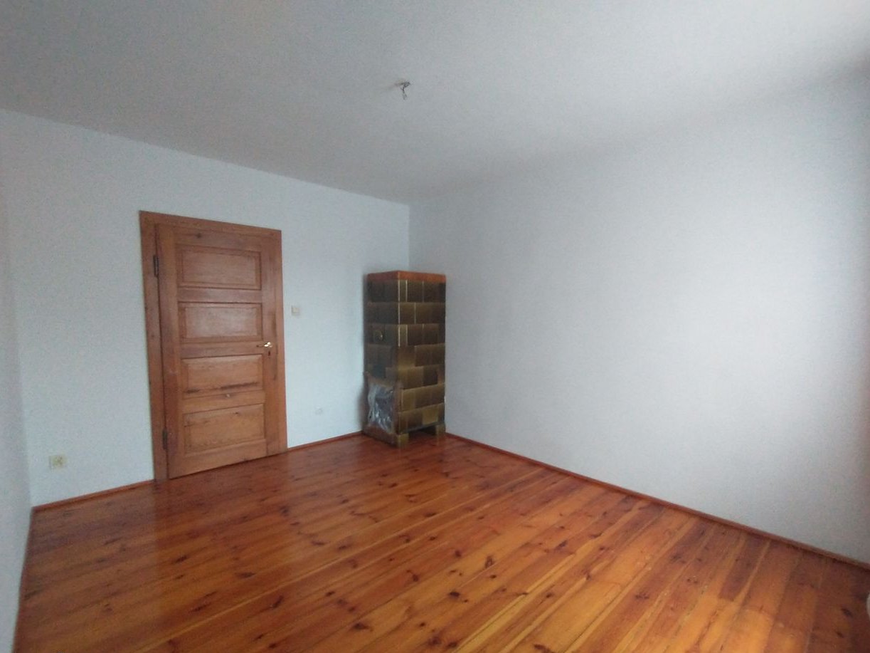 Przestronne 2 pokoje do wykończenia – parter, piwnica, centrum