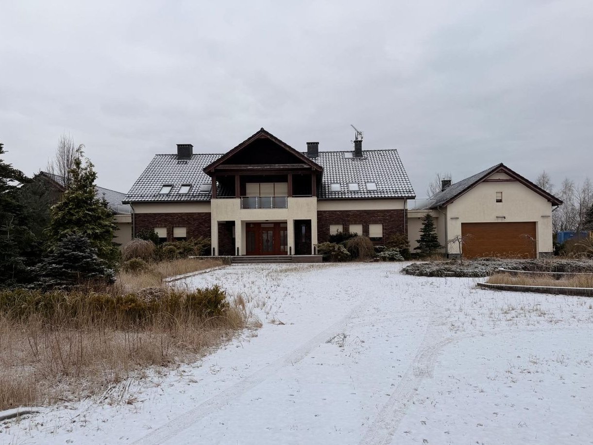 DOM z basenem w spokojnej okolicy