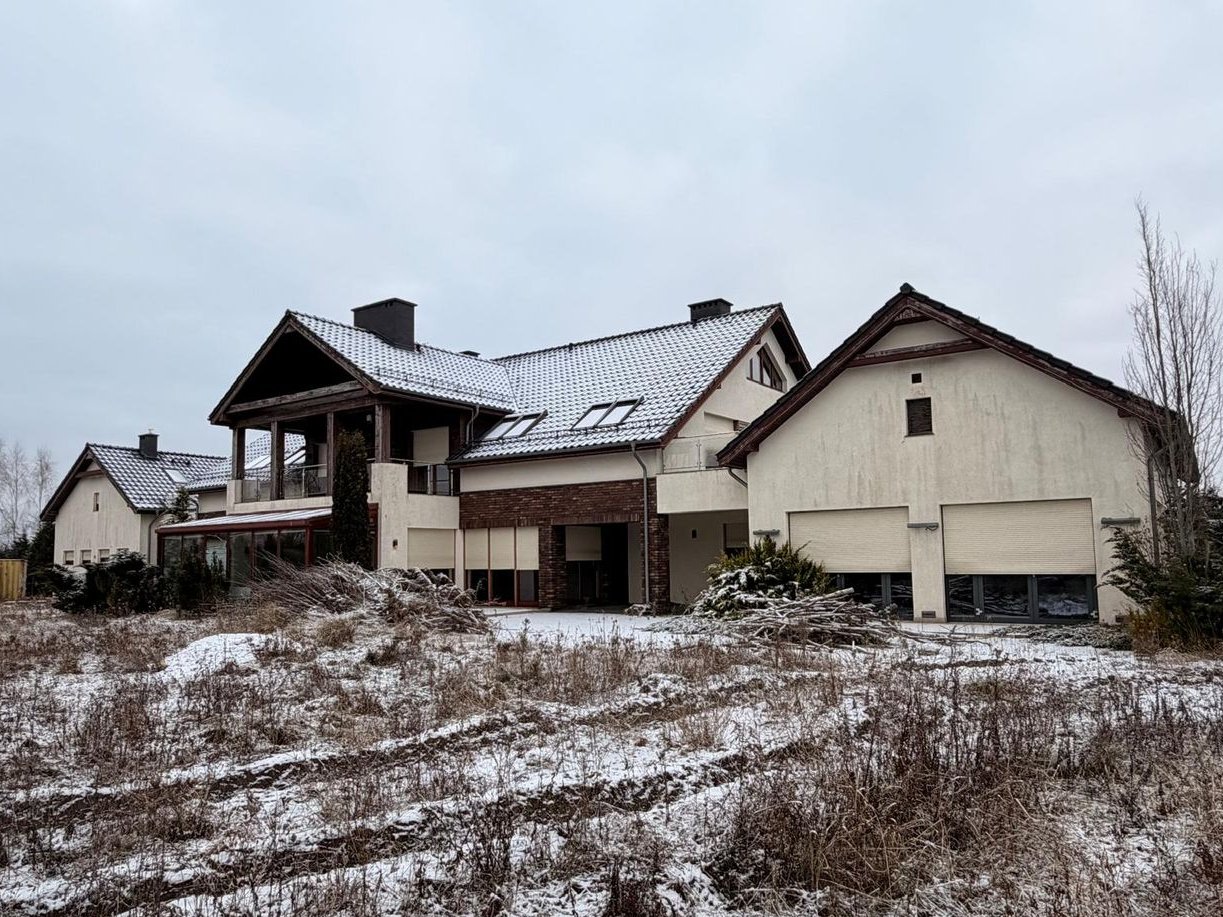DOM z basenem w spokojnej okolicy