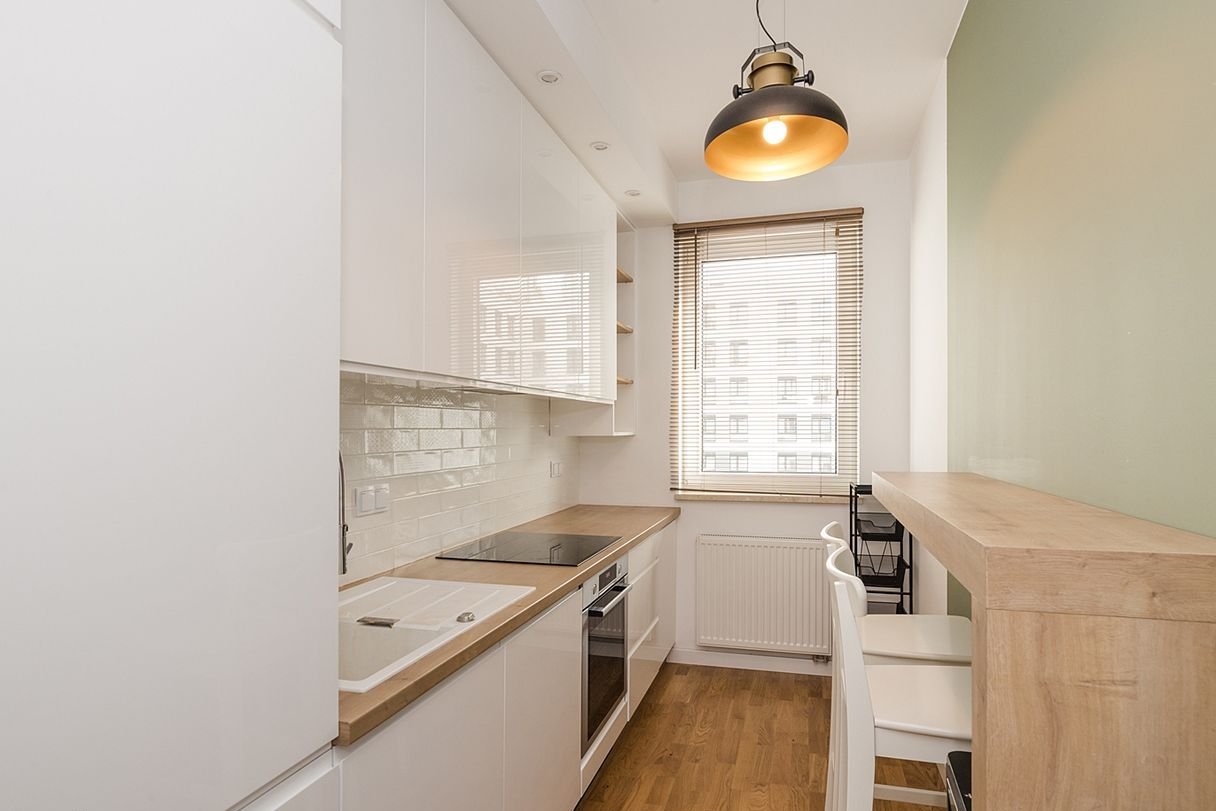 Nowoczesne wnętrze z oddzielną kuchnią, wyposażone & do wprowadzenia