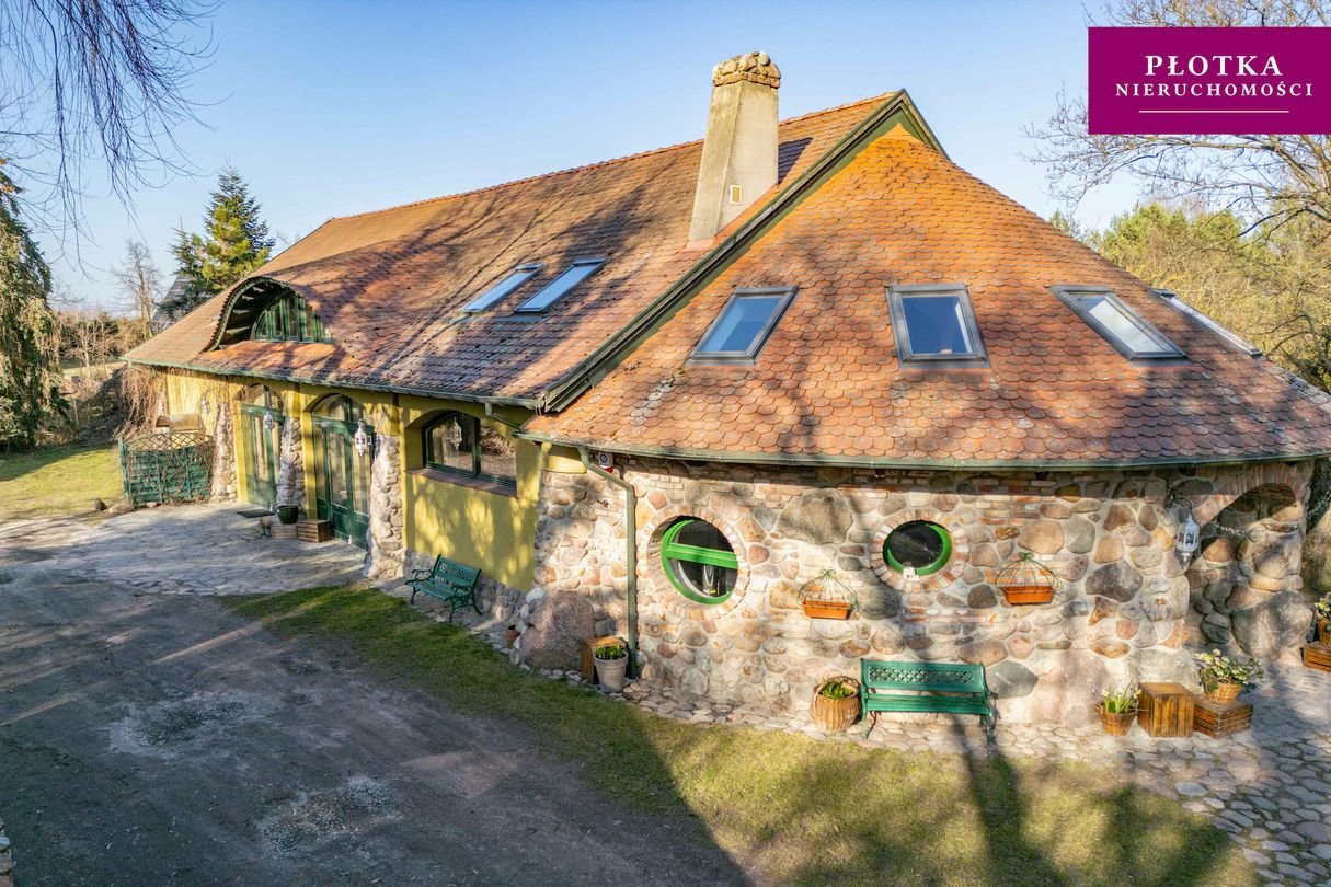 Dom z oranżerią z kominkiem ze stawem i altaną, wraz z domem weselnym