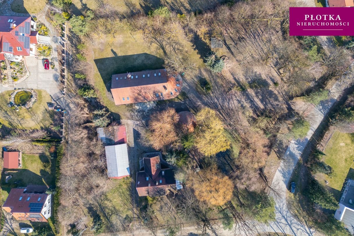 Dom z oranżerią z kominkiem ze stawem i altaną, wraz z domem weselnym