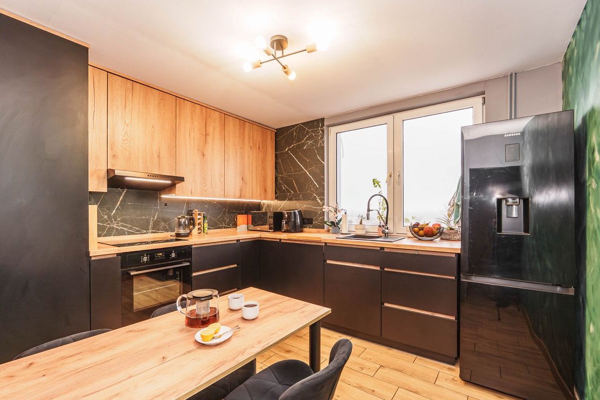 Mieszkanie jak dom: 3 pokoje, balkon, garaż i własna działka!