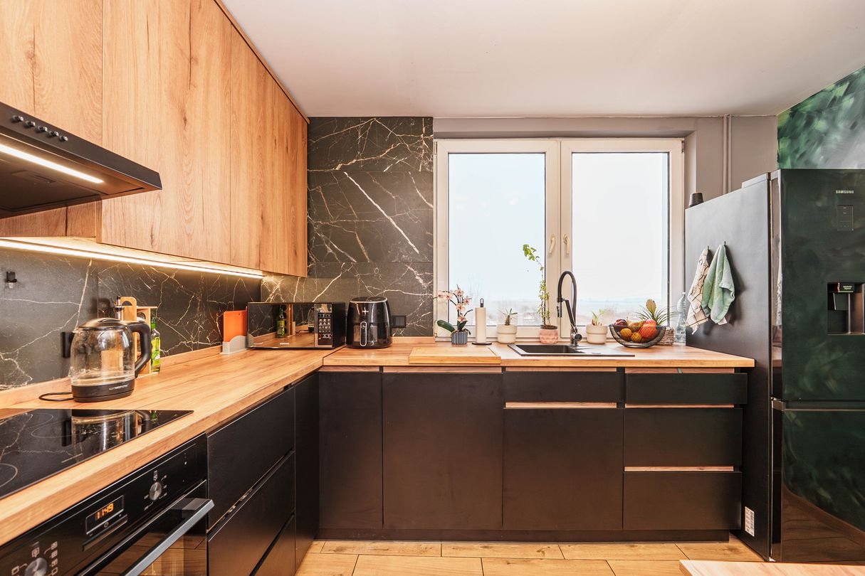 Mieszkanie jak dom: 3 pokoje, balkon, garaż i własna działka!