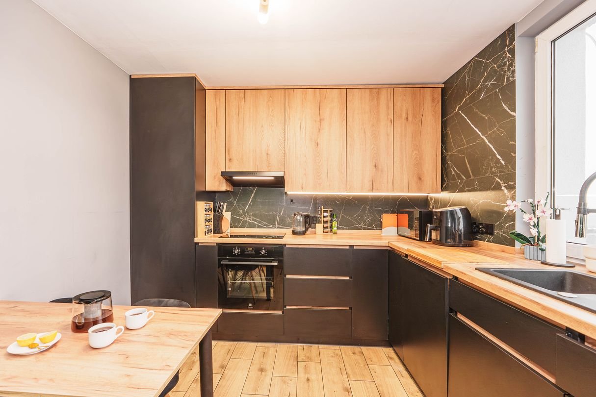 Mieszkanie jak dom: 3 pokoje, balkon, garaż i własna działka!