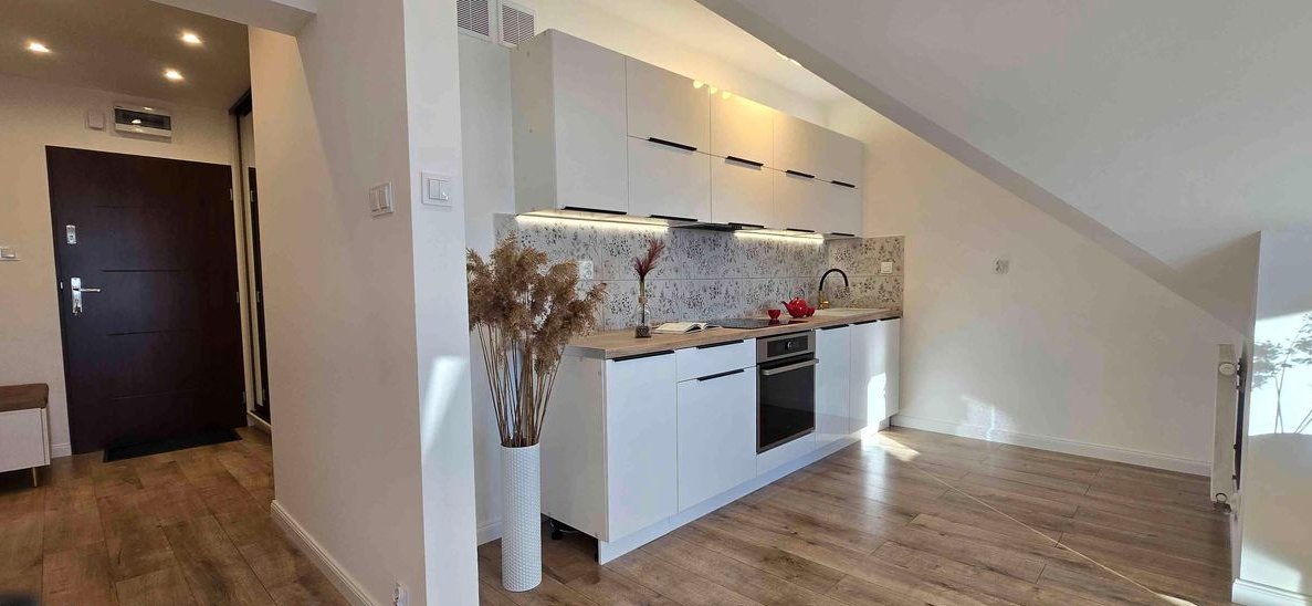 Urokliwe mieszkanie z widokiem na jezioro, klimatyzacja, gotowe na już