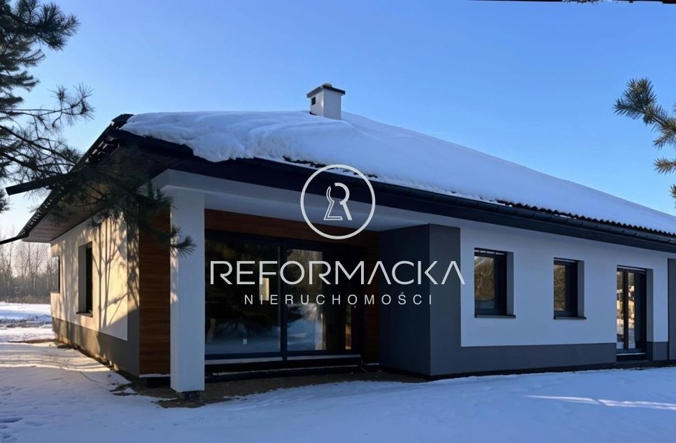 Parterowe domy wśród drzew nieopodal Rzeszowa