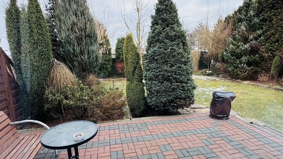 Dom skrajny z ładną działką, dla rodziny/firmy