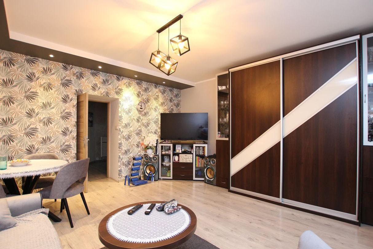 Mieszkanie i budynek po remoncie, parking dla mieszkańców.