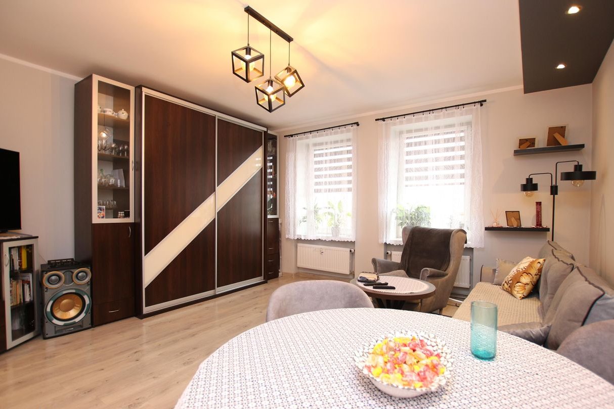 Mieszkanie i budynek po remoncie, parking dla mieszkańców.