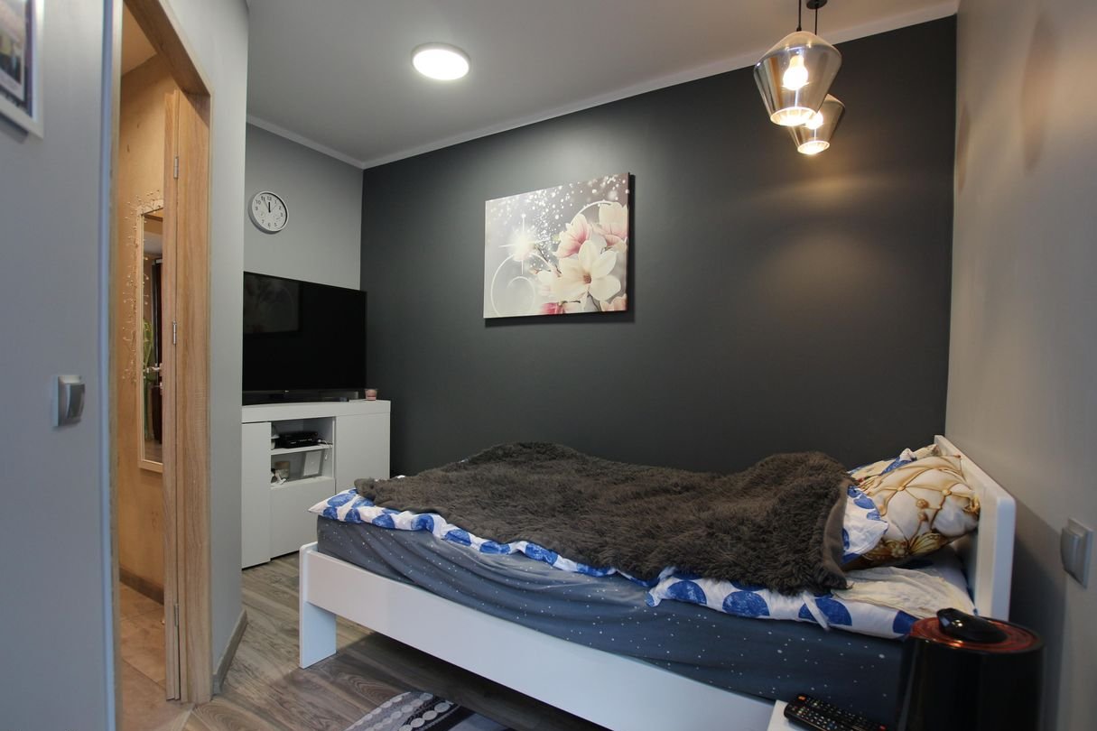 Mieszkanie i budynek po remoncie, parking dla mieszkańców.