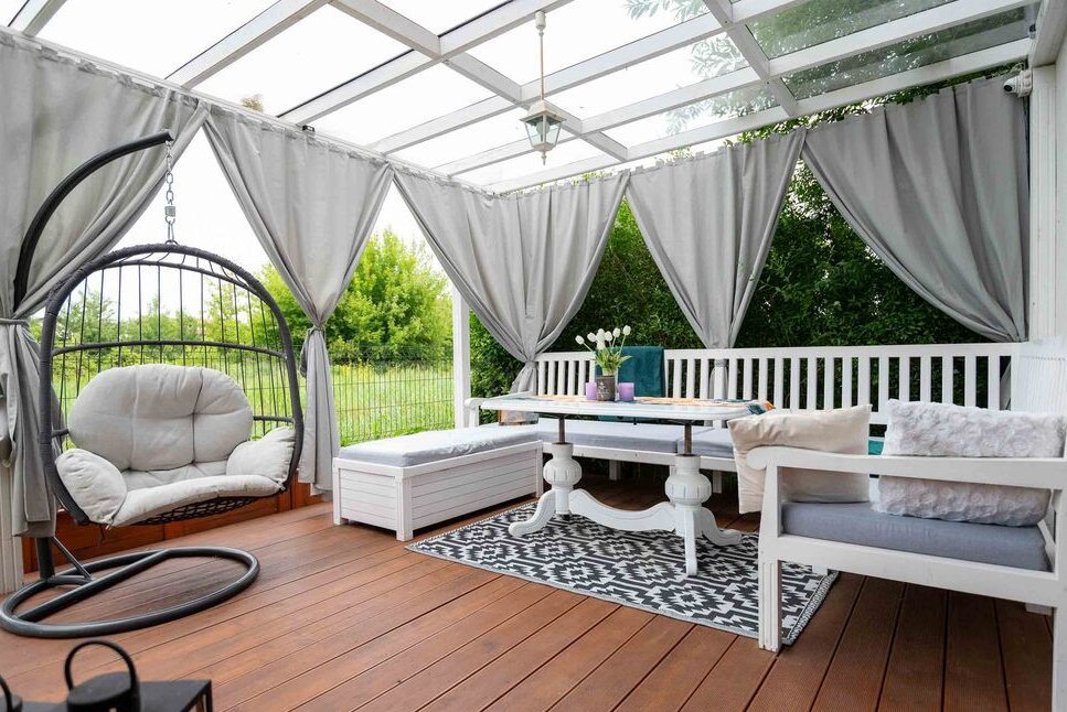 Segment z garażem i klimatycznym mini ogródkiem