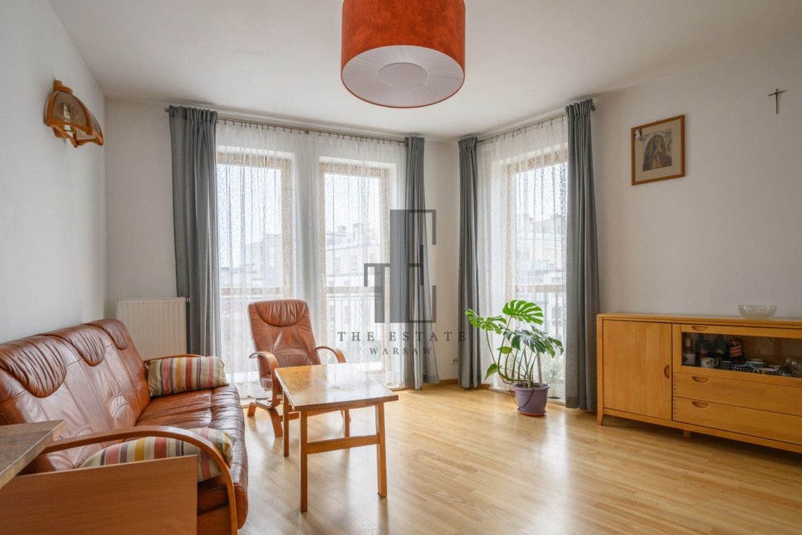 Narożne z pięknymi dużymi oknami w całym mieszkani