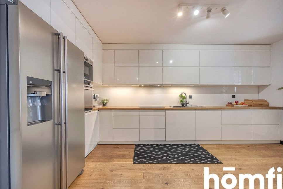 Nowoczesny gotowy do zamieszkania dom z kominkiem