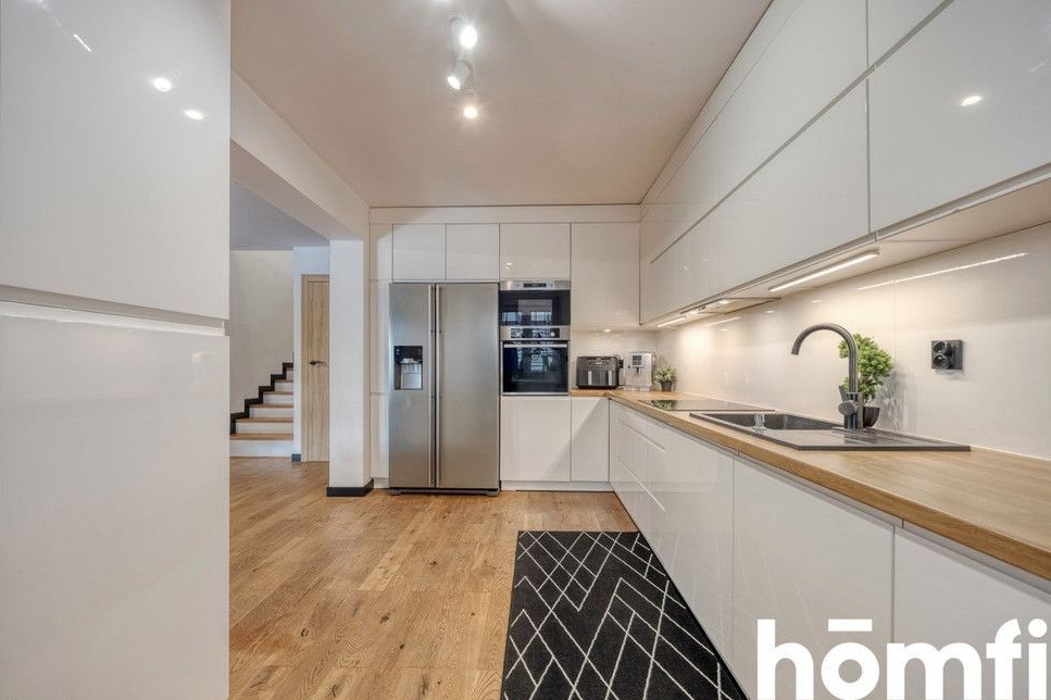 Nowoczesny gotowy do zamieszkania dom z kominkiem