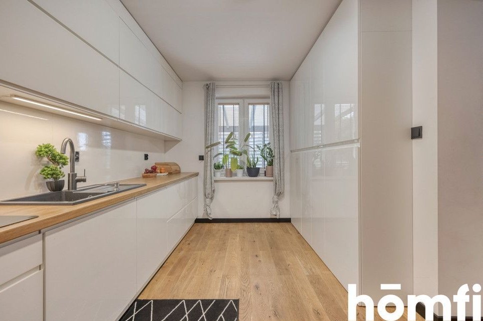 Nowoczesny gotowy do zamieszkania dom z kominkiem