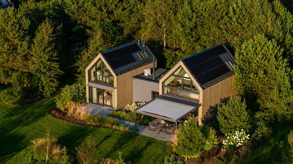 Dom wypoczynkowy z terenem rekreacyjnym, w okolicy lasów i jezior