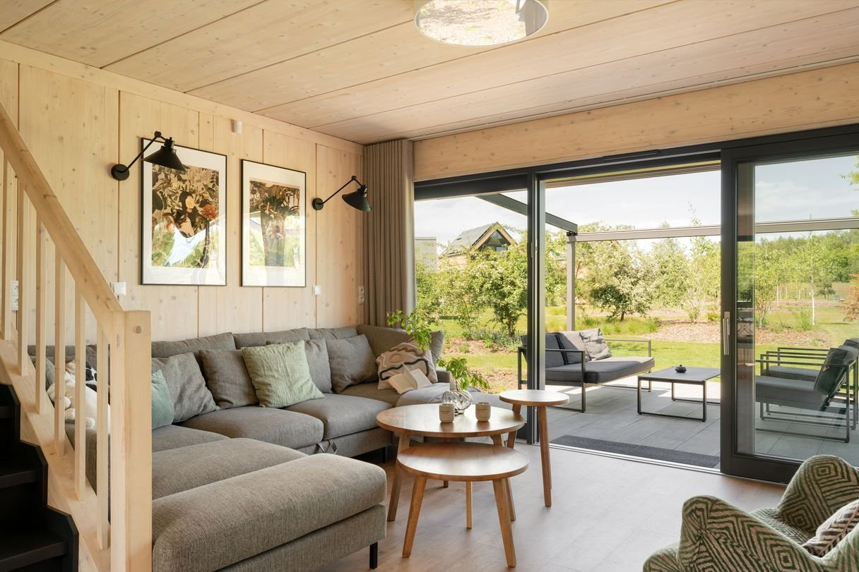 Dom wypoczynkowy z terenem rekreacyjnym, w okolicy lasów i jezior