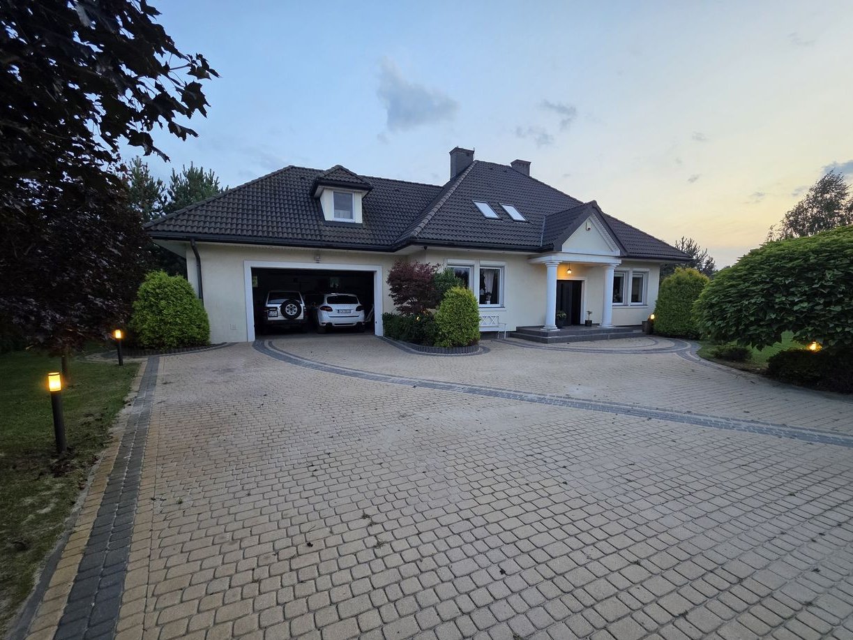 Luksusowa Nowoczesna Podmiejska Willa Smart Dom z pięknym ogrodem.