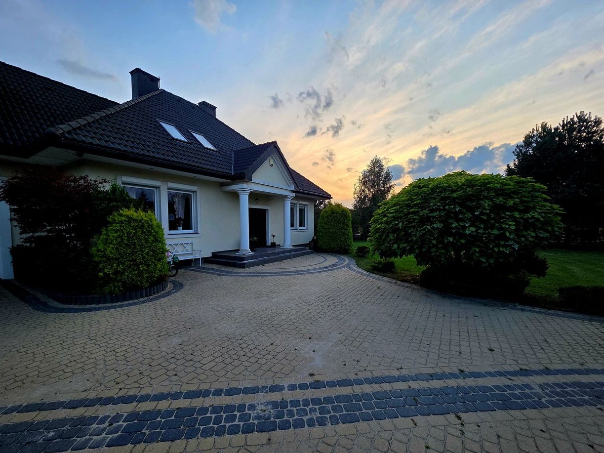 Luksusowa Nowoczesna Podmiejska Willa Smart Dom z pięknym ogrodem.