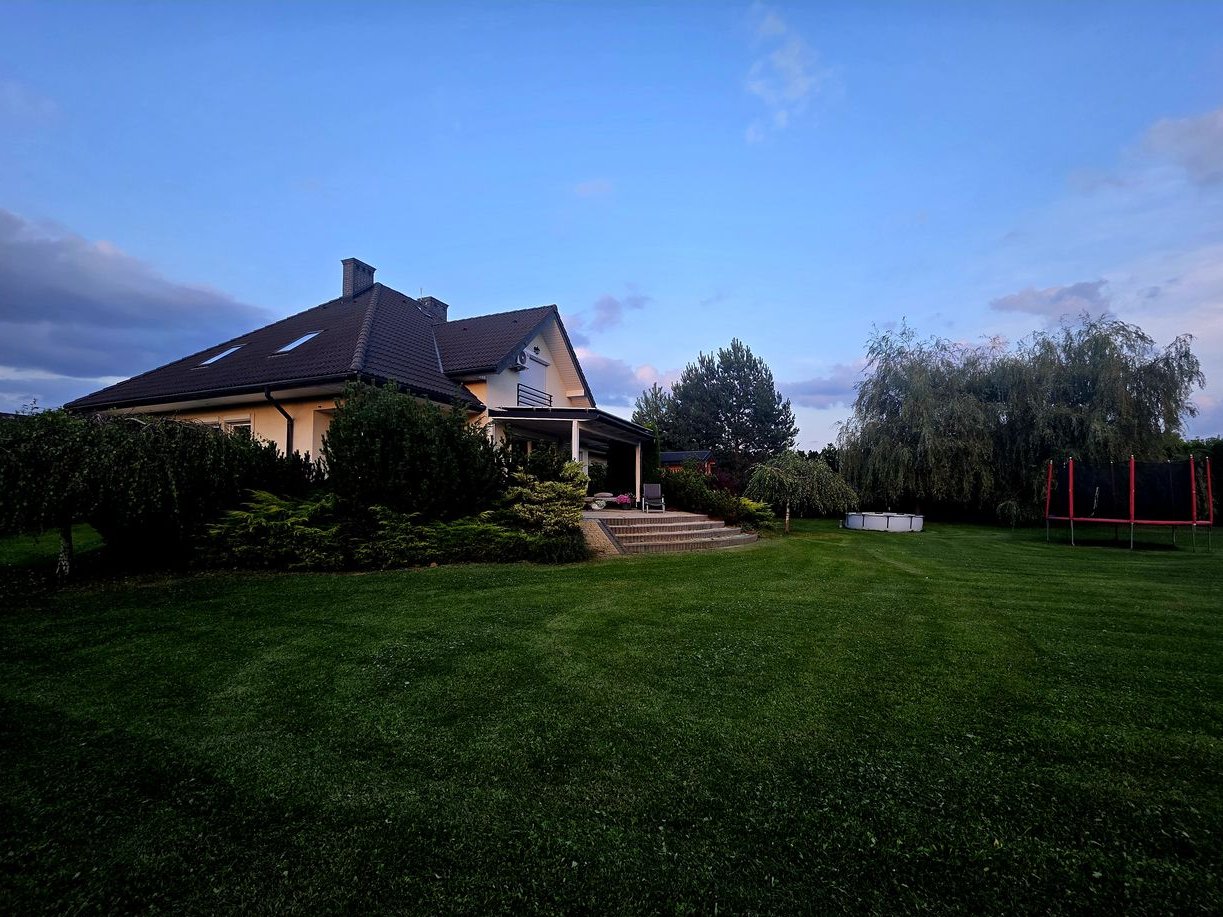 Luksusowa Nowoczesna Podmiejska Willa Smart Dom z pięknym ogrodem.