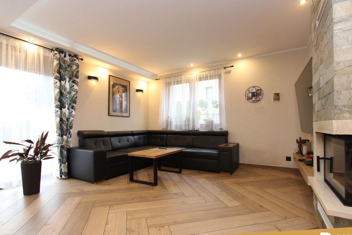 Nowoczesny dom wolnostojący| Piwnica pod całym domem | Podłogówka |