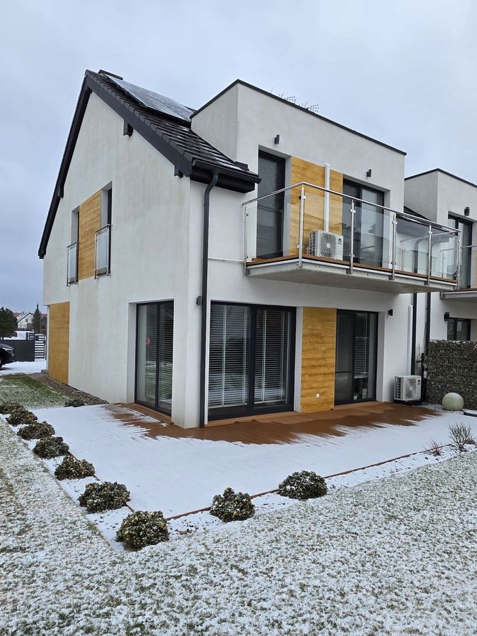 Dom w zabudowie bliźniaczej.