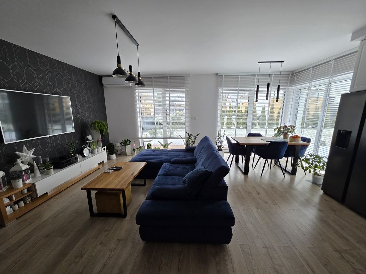 Dom w zabudowie bliźniaczej.