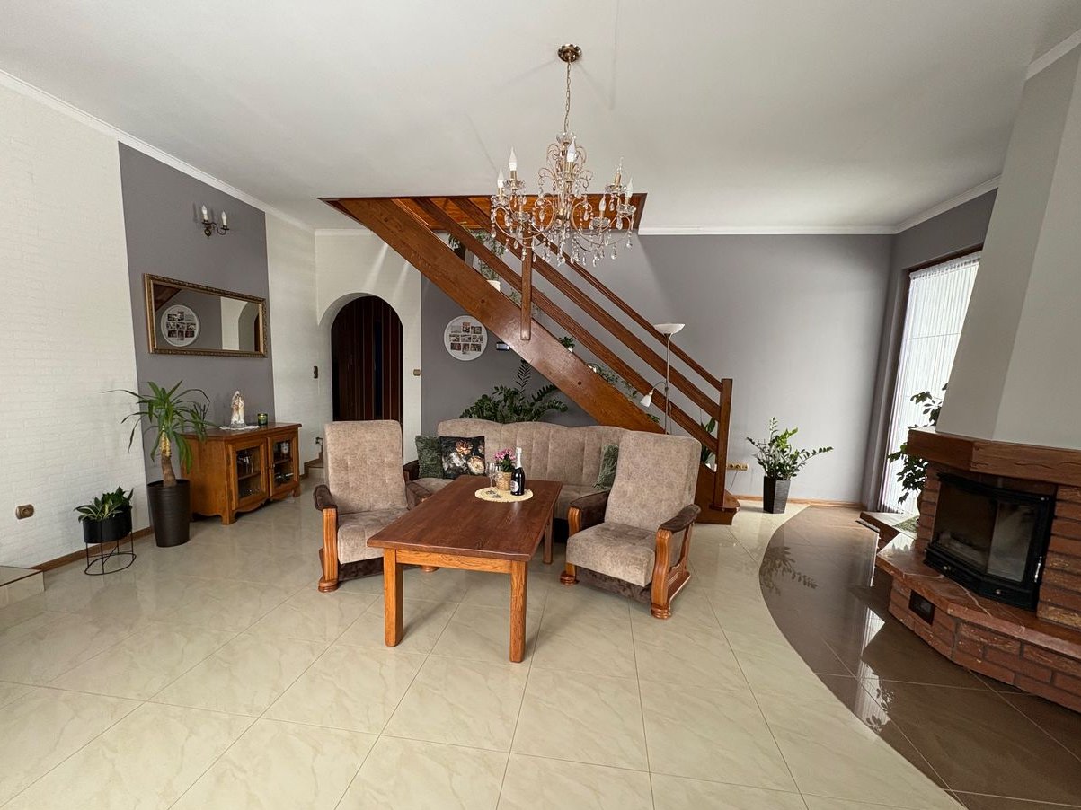 Przestronny dom z garażem na skraju lasu