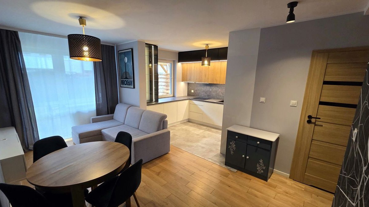 3 POKOJE, GOTOWE DO WPROWADZENIA, WYSOKI STANDARD, OGRÓDEK