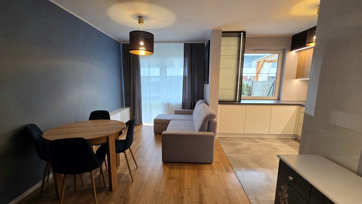 3 POKOJE, GOTOWE DO WPROWADZENIA, WYSOKI STANDARD, OGRÓDEK