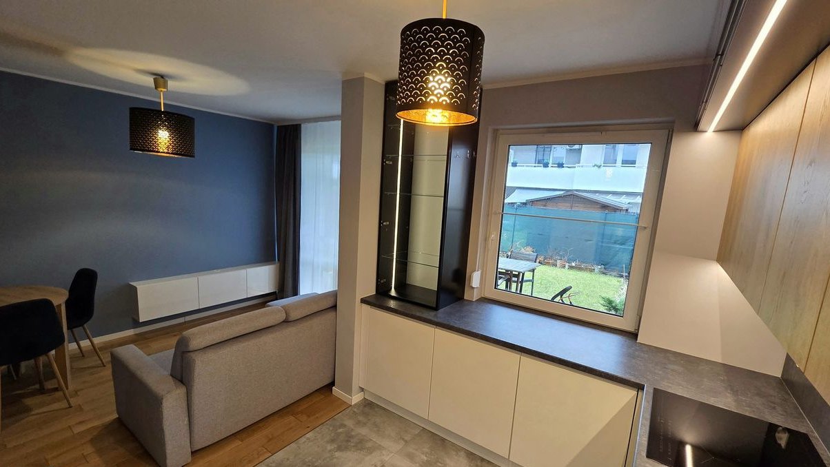 3 POKOJE, GOTOWE DO WPROWADZENIA, WYSOKI STANDARD, OGRÓDEK