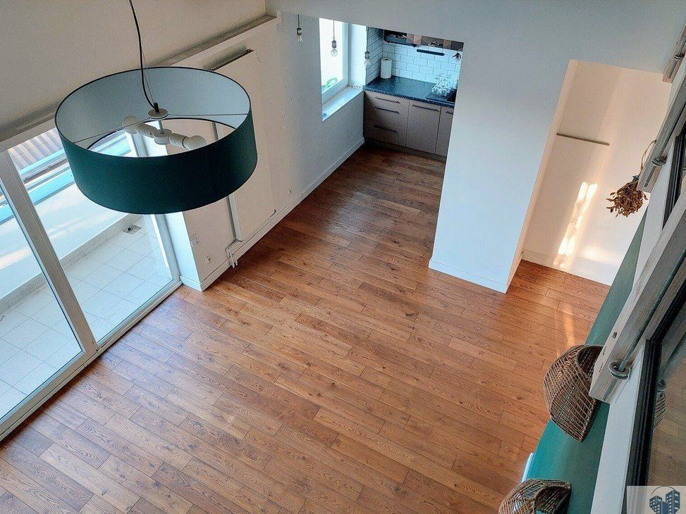 Nietuzinkowe lokum z antresolą i garderobą.