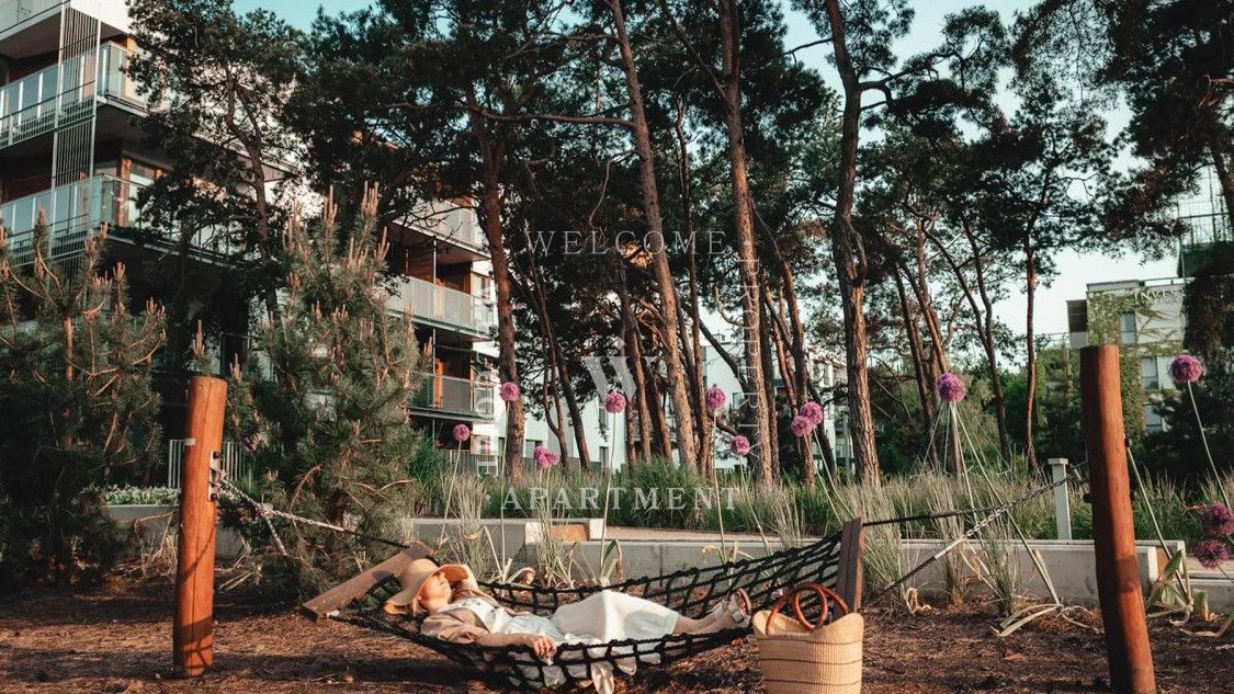 Nadmorski Dwór | Apartament wśród starodrzewu.