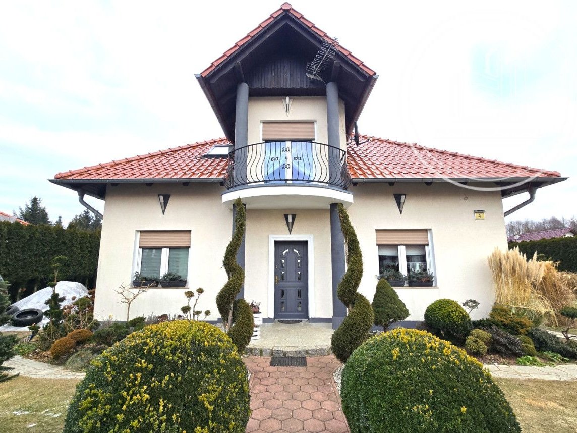 Wolnostojący dom w zielonej okolicy