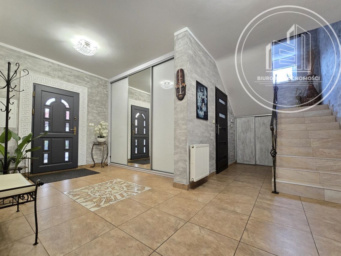 Wolnostojący dom w zielonej okolicy