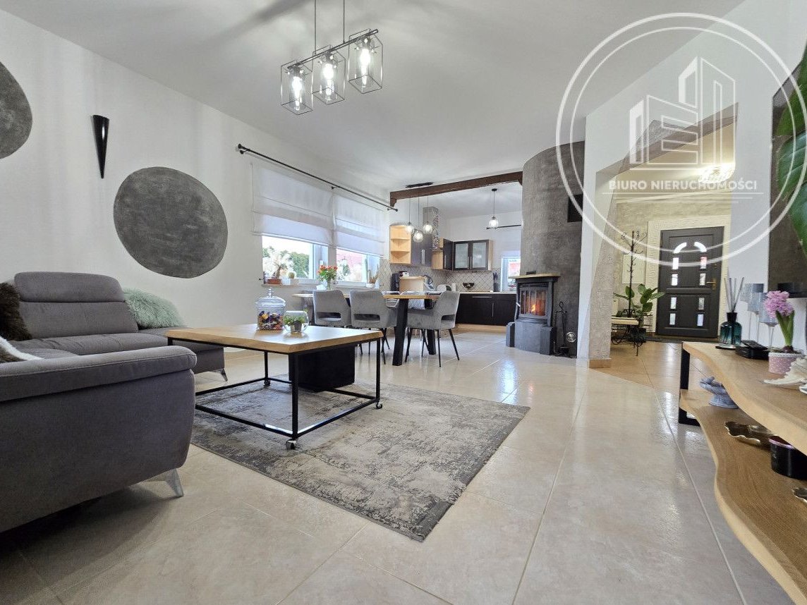 Wolnostojący dom w zielonej okolicy