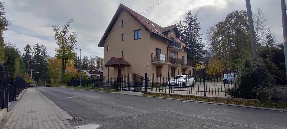 DOM WCZASOWY w centrum Szklarskiej Poręby (mieszkanie dla właściciela)