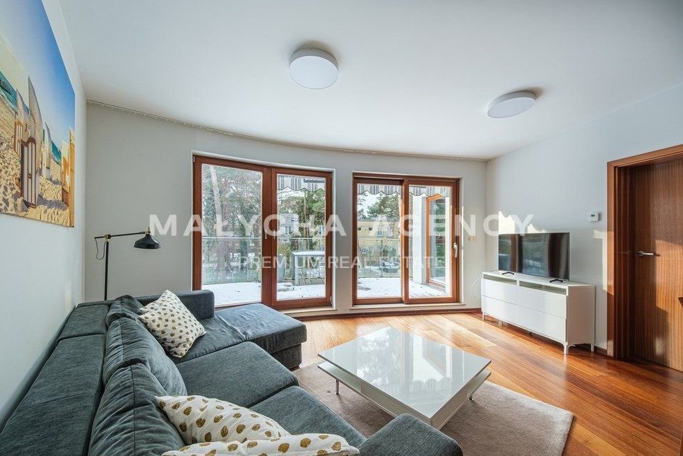 Apartament z tarasem w sercu sosnowego lasu