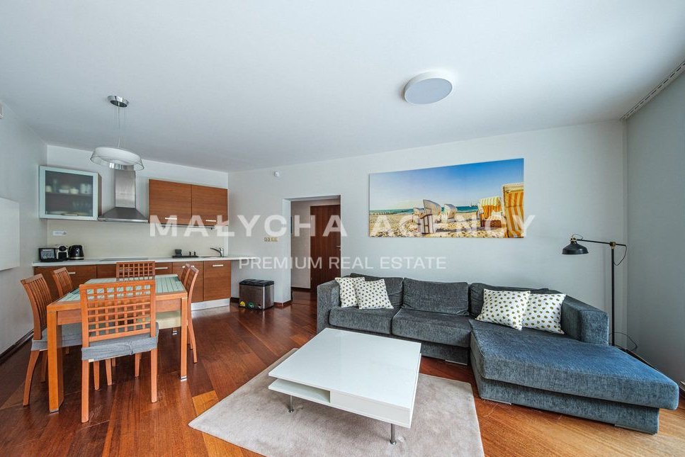 Apartament z tarasem w sercu sosnowego lasu