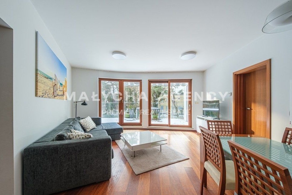 Apartament z tarasem w sercu sosnowego lasu