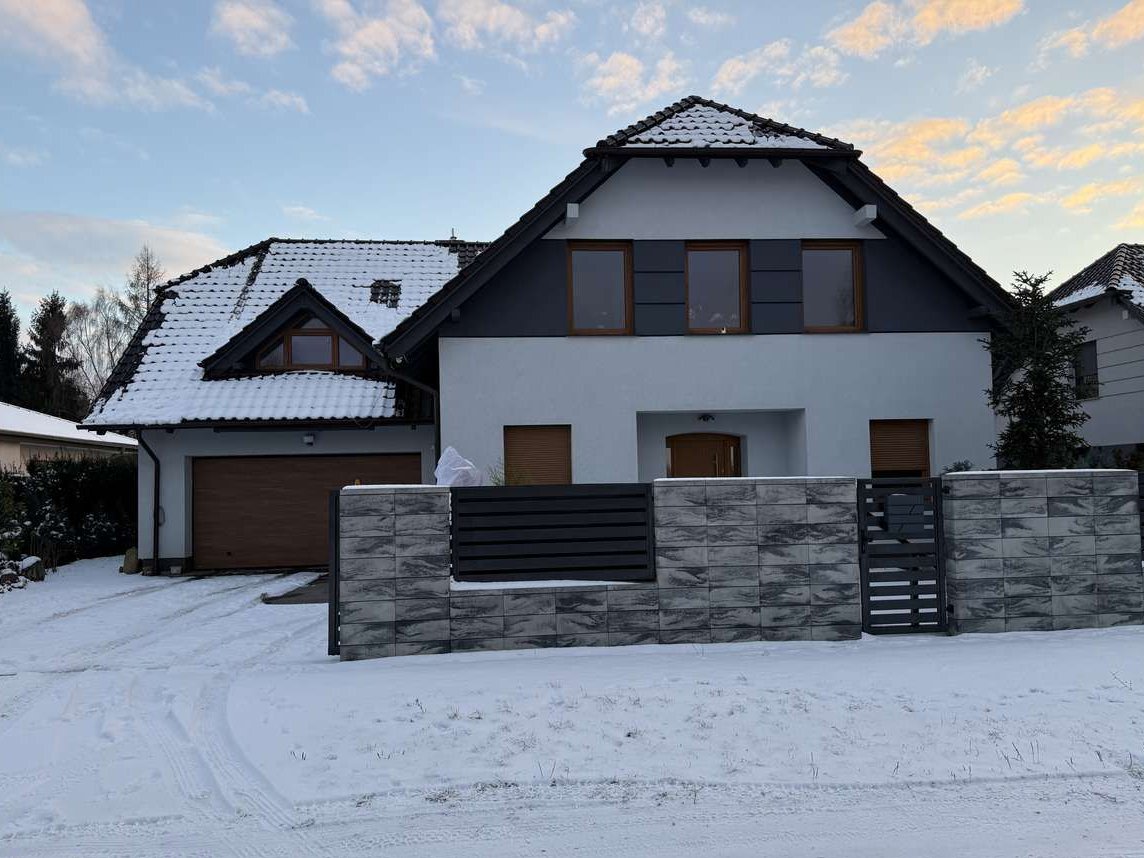 Nowoczesny dom z garażem i dużym ogrodem w mieście