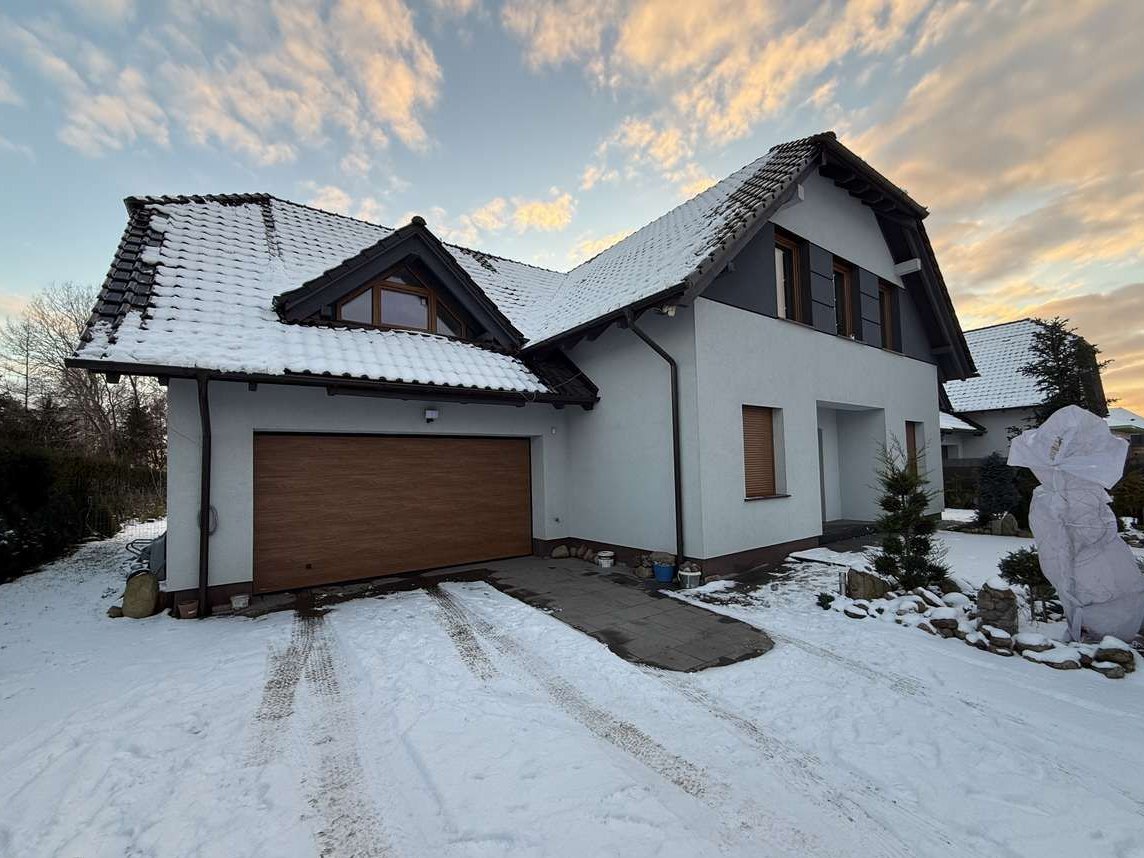 Nowoczesny dom z garażem i dużym ogrodem w mieście