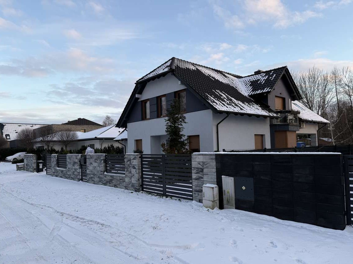 Nowoczesny dom z garażem i dużym ogrodem w mieście