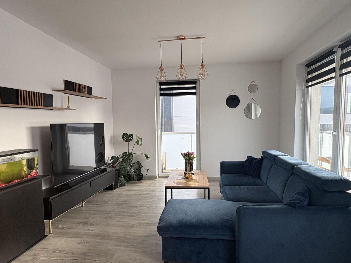 Nowoczesne mieszkanie z dużym, narożnym balkonem oraz garderobą