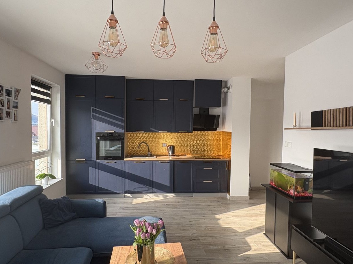 Nowoczesne mieszkanie z dużym, narożnym balkonem oraz garderobą